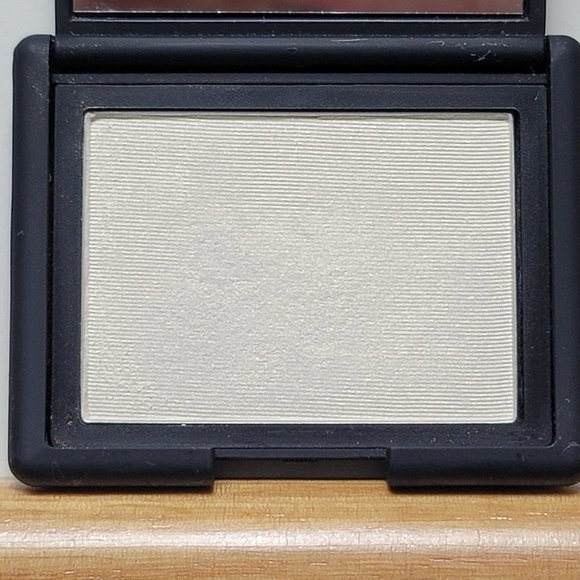 Nars ALBATROSS Highlighting Powder (0.16 oz.) - Picture 4 of 7